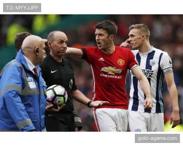 曼联重建进程混乱，战略缺失问题逐步反映在战绩与阵容稳定性上